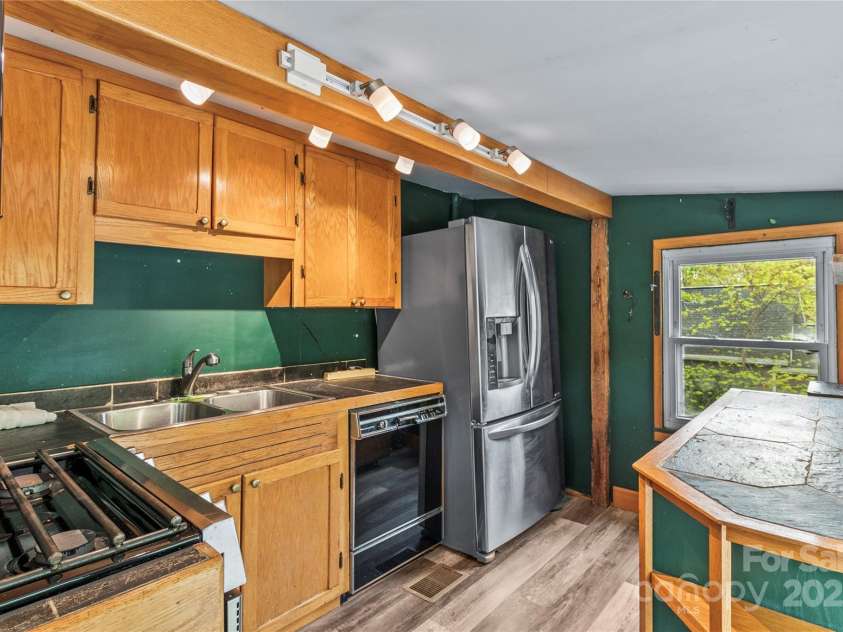 2106 4th Street, Hickory, NC 28601.  MLS# CAR4246698, YatesRealty ID 16720. 