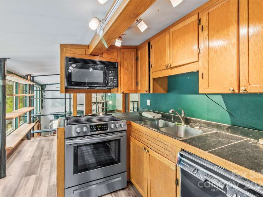 2106 4th Street, Hickory, NC 28601.  MLS# CAR4246698, YatesRealty ID 16720. 