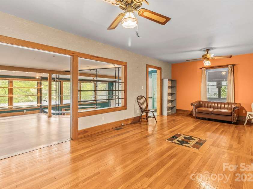 2106 4th Street, Hickory, NC 28601.  MLS# CAR4246698, YatesRealty ID 16720. 