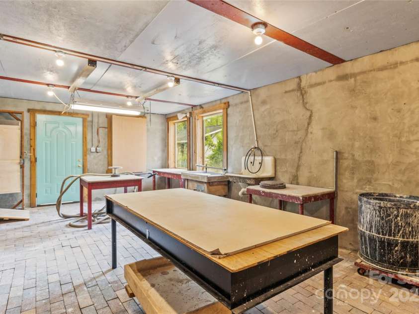 2106 4th Street, Hickory, NC 28601.  MLS# CAR4246698, YatesRealty ID 16720. 