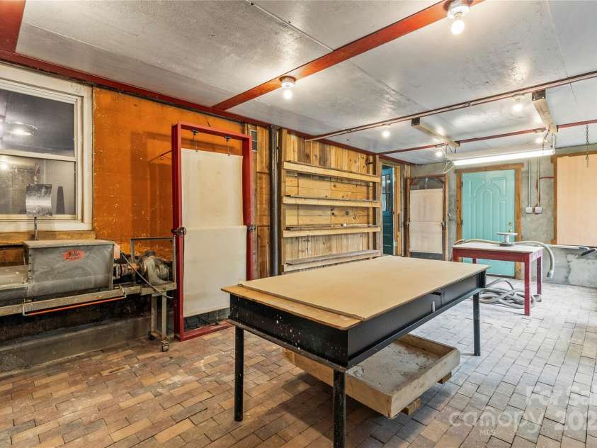 2106 4th Street, Hickory, NC 28601.  MLS# CAR4246698, YatesRealty ID 16720. 