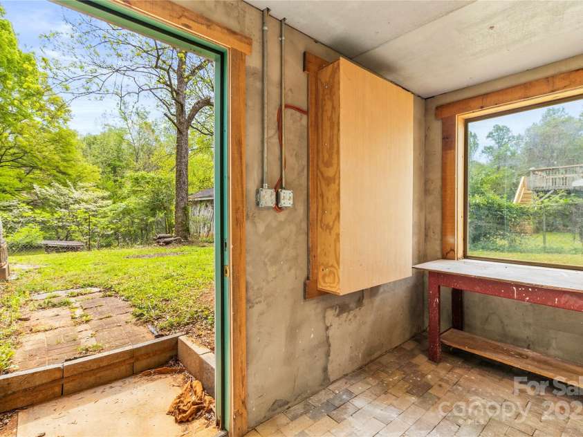 2106 4th Street, Hickory, NC 28601.  MLS# CAR4246698, YatesRealty ID 16720. 