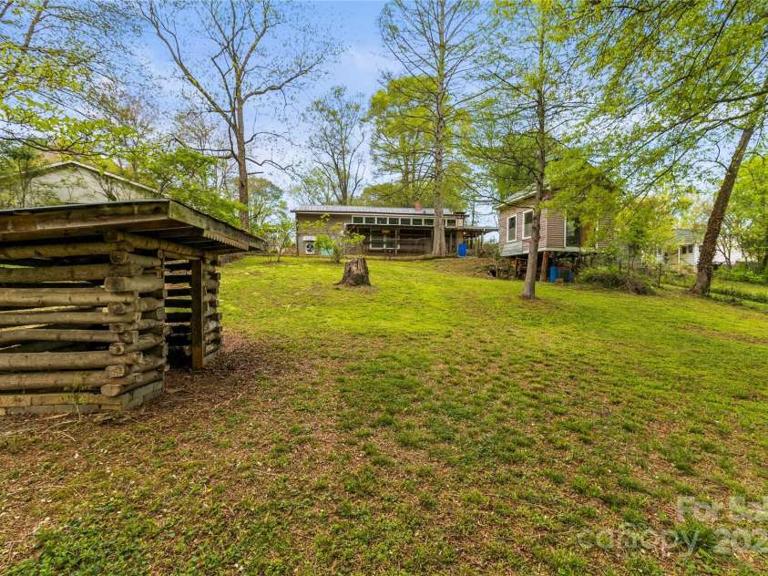 2106 4th Street, Hickory, NC 28601.  MLS# CAR4246698, YatesRealty ID 16720. 