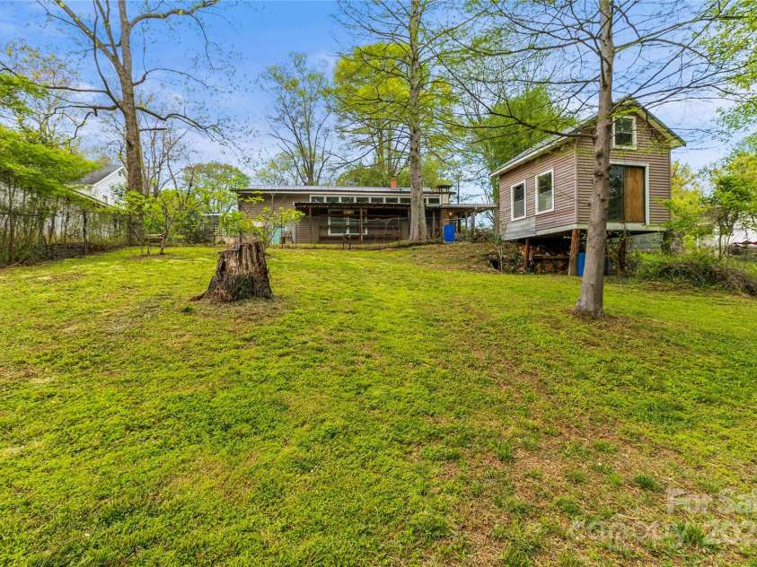 2106 4th Street, Hickory, NC 28601.  MLS# CAR4246698, YatesRealty ID 16720. 