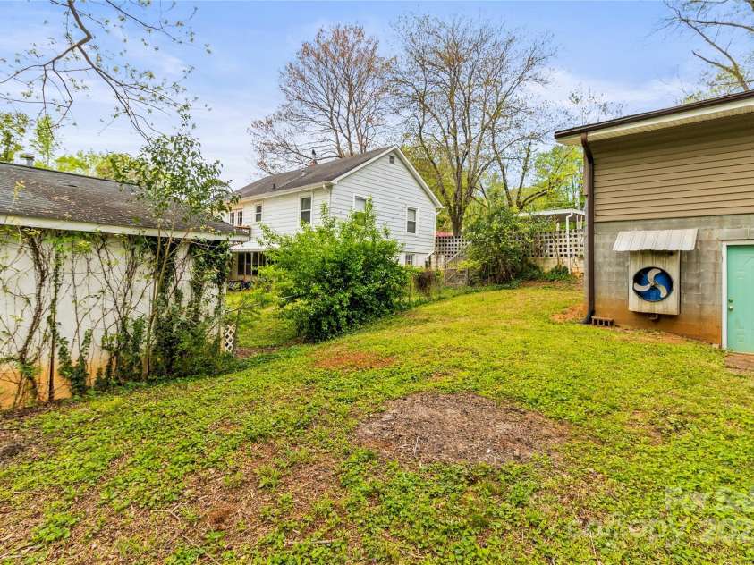 2106 4th Street, Hickory, NC 28601.  MLS# CAR4246698, YatesRealty ID 16720. 