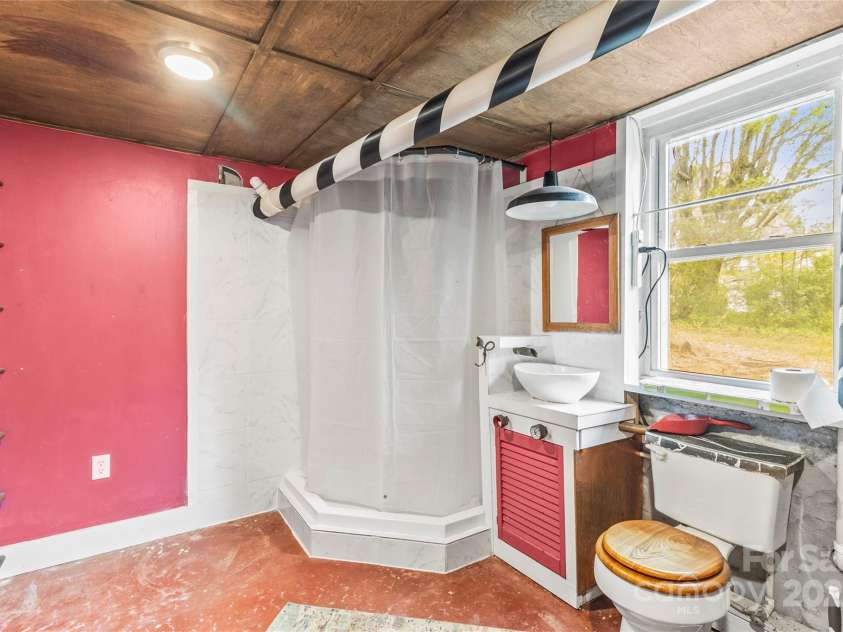 2106 4th Street, Hickory, NC 28601.  MLS# CAR4246698, YatesRealty ID 16720. 