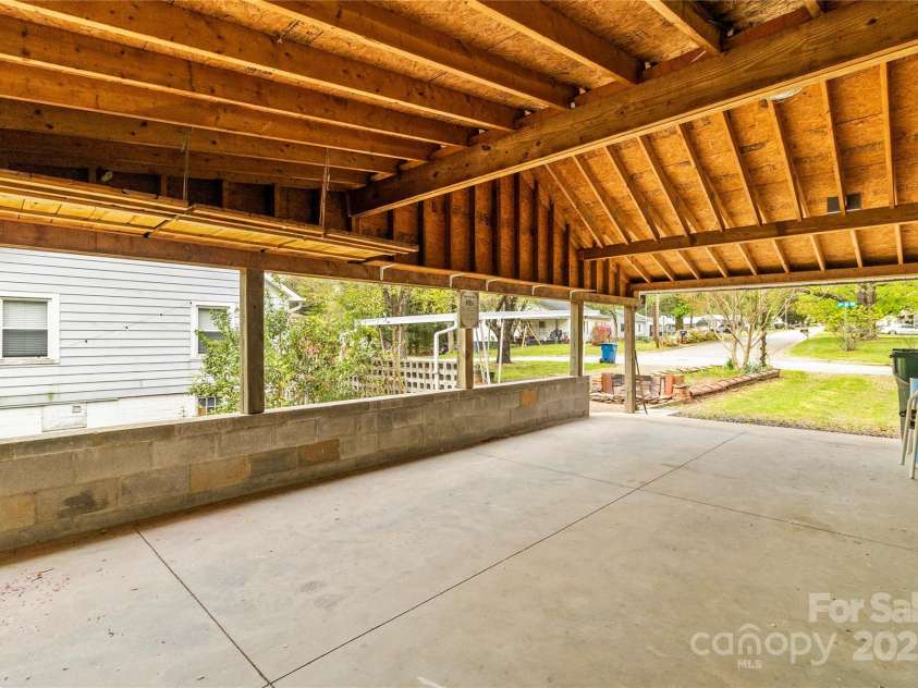 2106 4th Street, Hickory, NC 28601.  MLS# CAR4246698, YatesRealty ID 16720. 