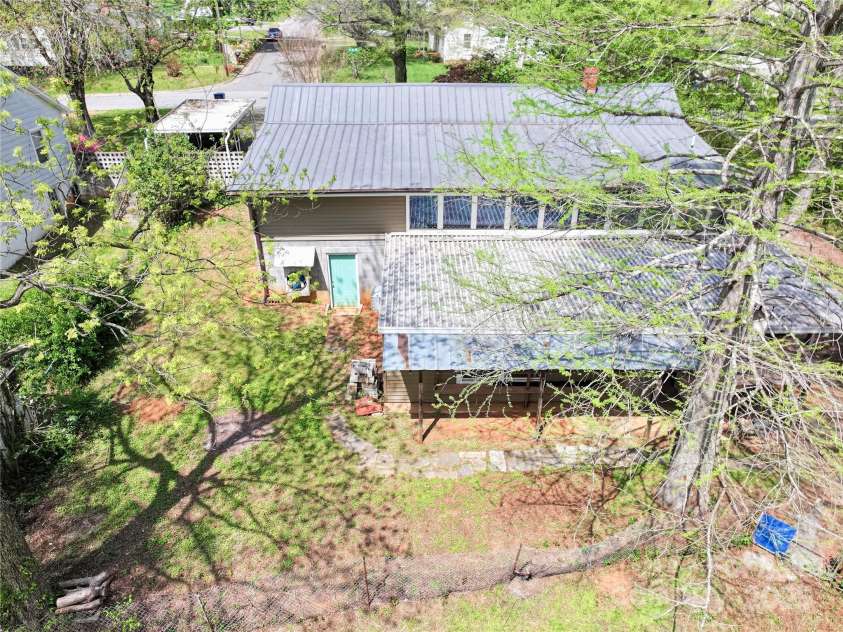 2106 4th Street, Hickory, NC 28601.  MLS# CAR4246698, YatesRealty ID 16720. 