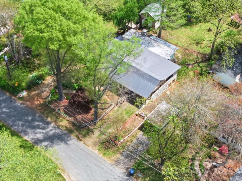 2106 4th Street, Hickory, NC 28601.  MLS# CAR4246698, YatesRealty ID 16720. 