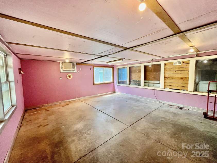 2106 4th Street, Hickory, NC 28601.  MLS# CAR4246698, YatesRealty ID 16720. 