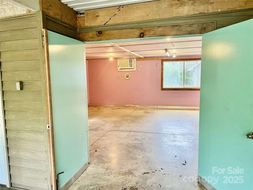 2106 4th Street, Hickory, NC 28601.  MLS# CAR4246698, YatesRealty ID 16720. 