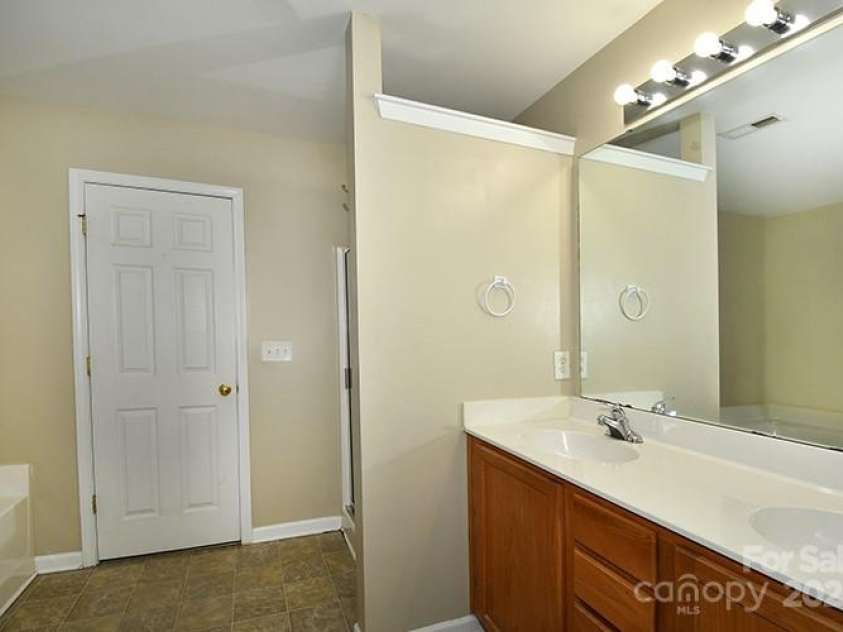 134 Olivia Lane, Lincolnton, NC 28092.  MLS# CAR4250939, YatesRealty ID 16722. 