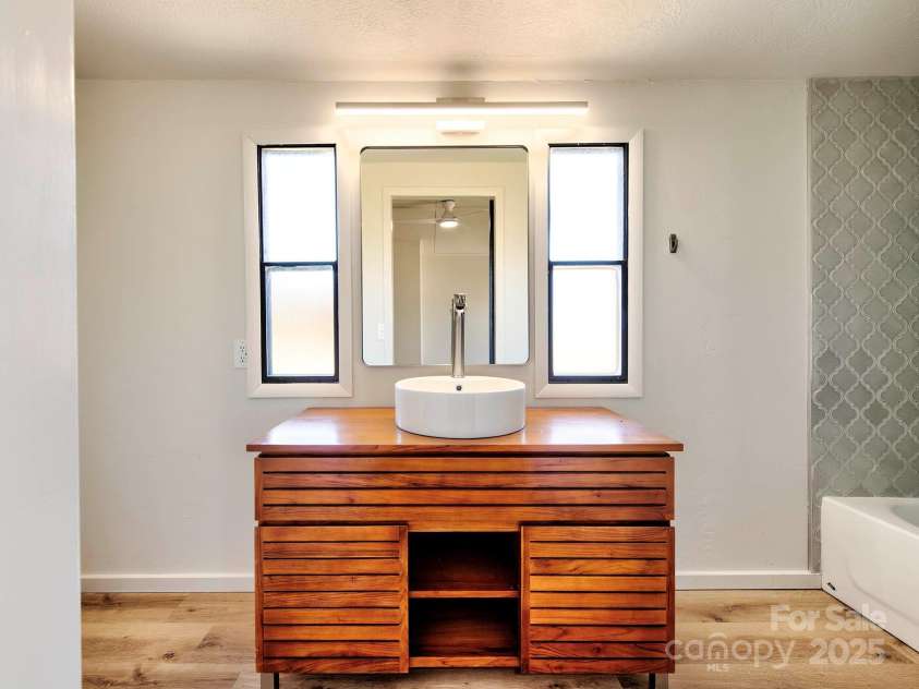 1038 Gold Mine Drive, Catawba, NC 28609.  MLS# CAR4265283, YatesRealty ID 16724. Primary Bath