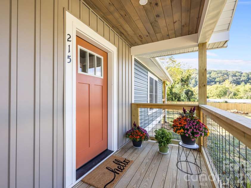 215 McCoy Cove, Black Mountain, NC 28711.  MLS# CAR4333033, YatesRealty ID 16724. Come on in!