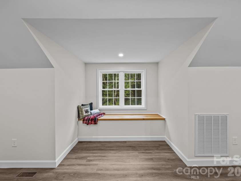 215 McCoy Cove, Black Mountain, NC 28711.  MLS# CAR4333033, YatesRealty ID 16724. Come sit for a spell