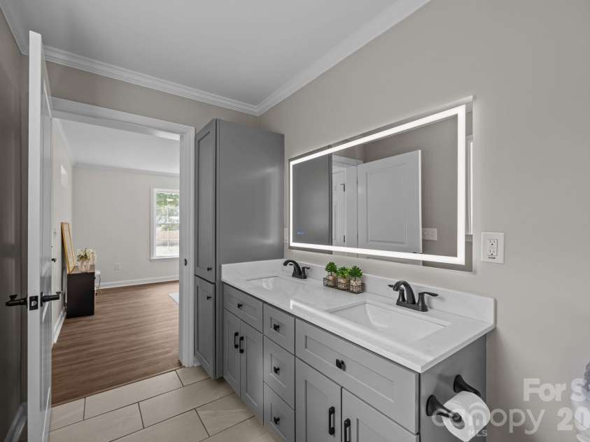 215 McCoy Cove, Black Mountain, NC 28711.  MLS# CAR4333033, YatesRealty ID 16724. Double Vanity
