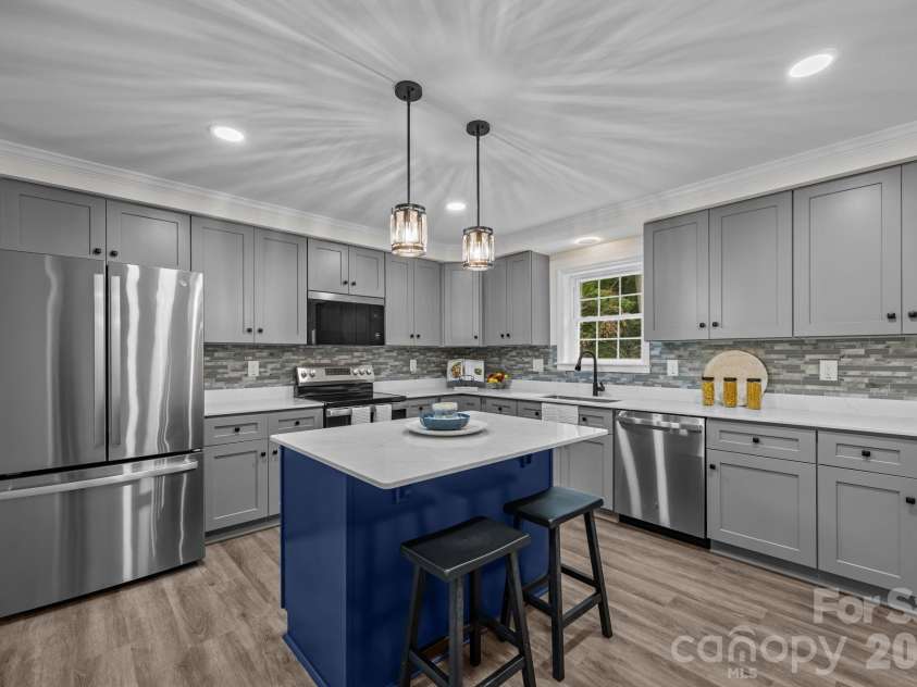 215 McCoy Cove, Black Mountain, NC 28711.  MLS# CAR4333033, YatesRealty ID 16724. Huge kitchen with island!