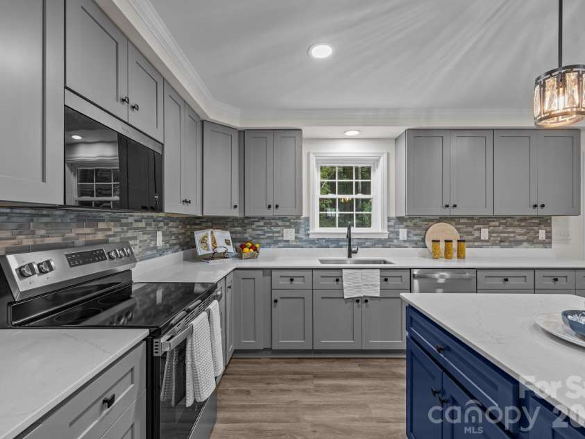 215 McCoy Cove, Black Mountain, NC 28711.  MLS# CAR4333033, YatesRealty ID 16724. Stone countertops