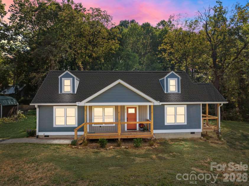 215 McCoy Cove, Black Mountain, NC 28711.  MLS# CAR4333033, YatesRealty ID 16724. Welcome Home!