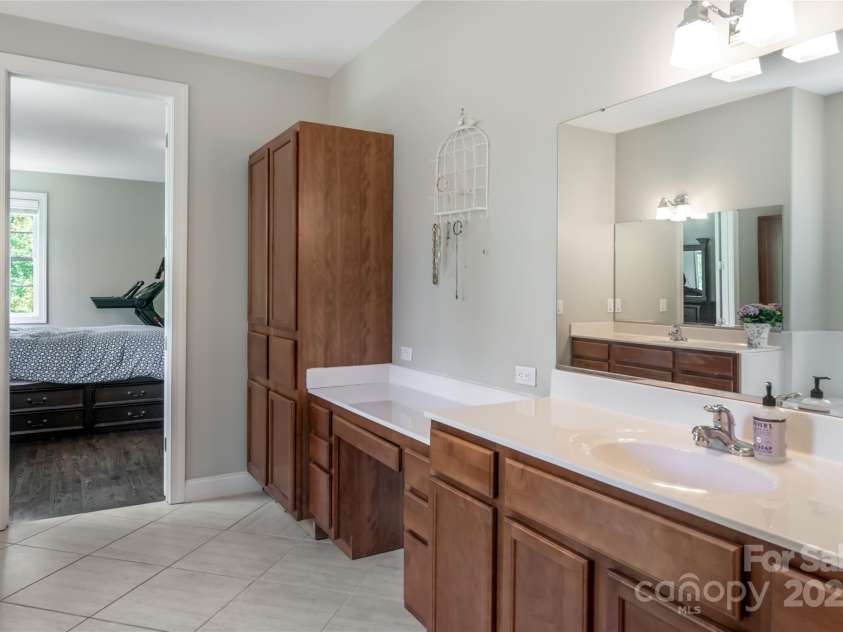 18 Arbor Meadow Lane, Asheville, NC 28805.  MLS# CAR4245788, YatesRealty ID 16725. 