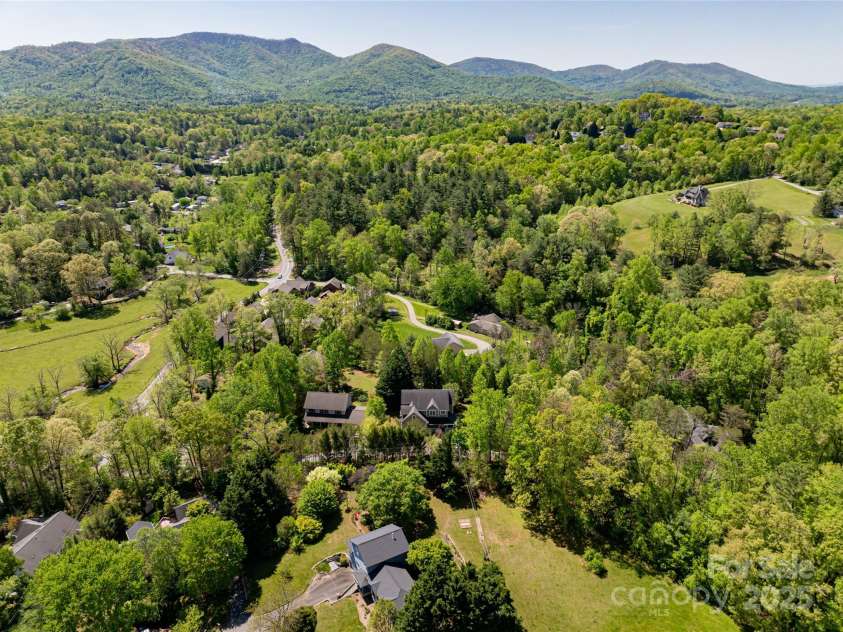 18 Arbor Meadow Lane, Asheville, NC 28805.  MLS# CAR4245788, YatesRealty ID 16725. 