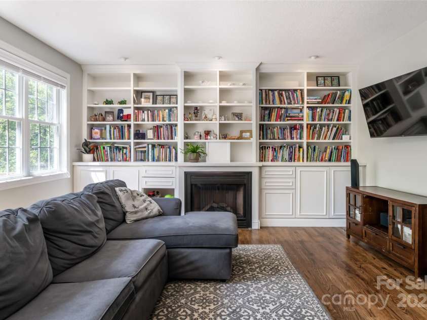 18 Arbor Meadow Lane, Asheville, NC 28805.  MLS# CAR4245788, YatesRealty ID 16725. Cozy living room