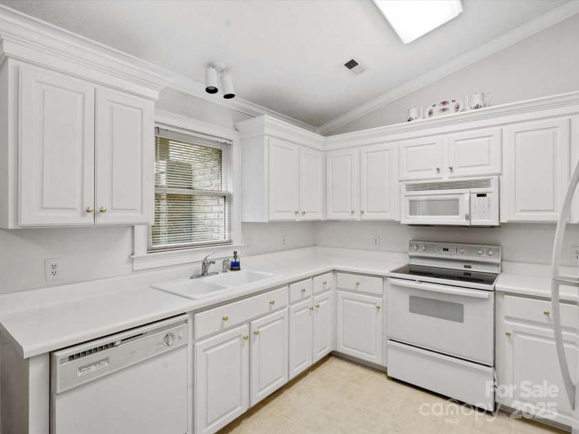 3164 Devonshire Drive, Rock Hill, SC 29732.  MLS# CAR4249117, YatesRealty ID 16729. Kitchen