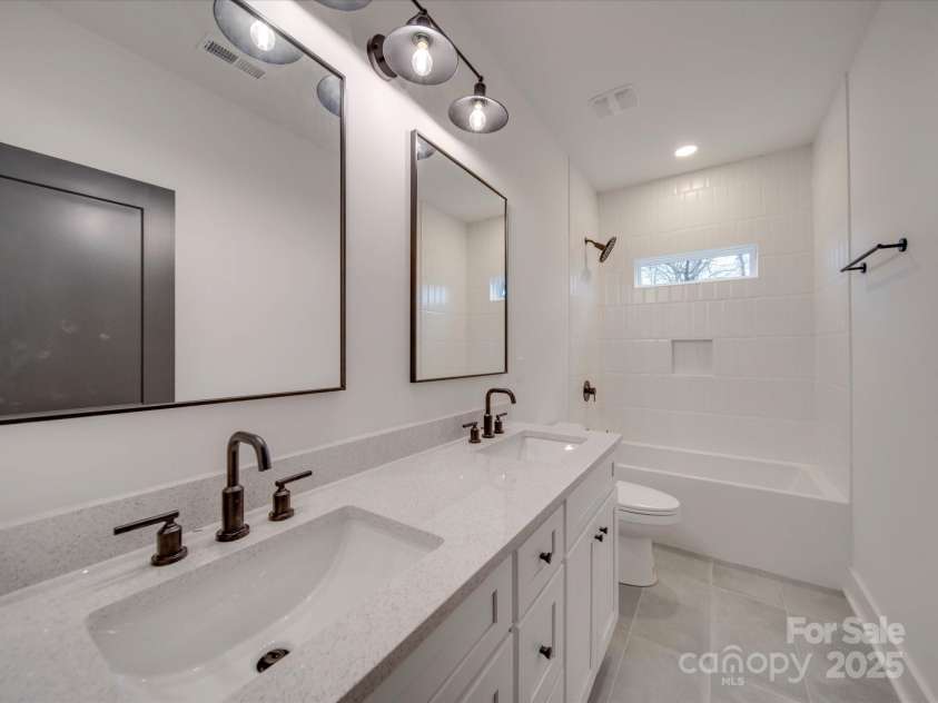 2039 Renner Street, Charlotte, NC 28216.  MLS# CAR4217607, YatesRealty ID 1673. 2nd floor full bath