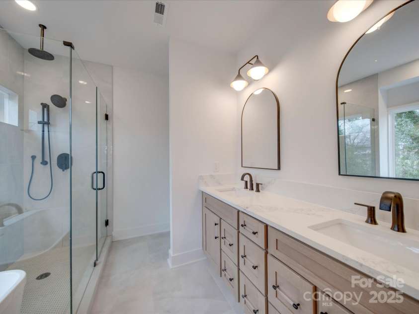 2039 Renner Street, Charlotte, NC 28216.  MLS# CAR4217607, YatesRealty ID 1673. Ensuite bath