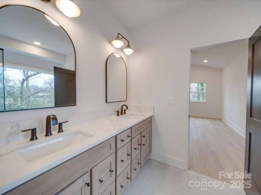 2039 Renner Street, Charlotte, NC 28216.  MLS# CAR4217607, YatesRealty ID 1673. Ensuite Bath