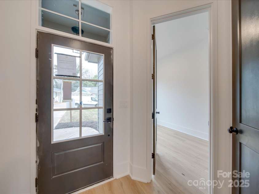 2039 Renner Street, Charlotte, NC 28216.  MLS# CAR4217607, YatesRealty ID 1673. Entry