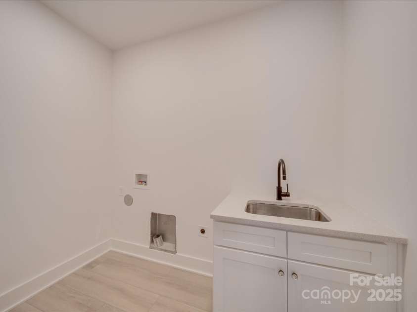 2039 Renner Street, Charlotte, NC 28216.  MLS# CAR4217607, YatesRealty ID 1673. Laundry room upstairs