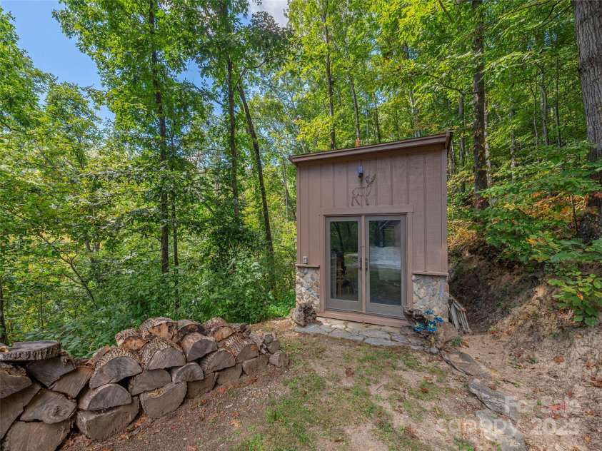 27 Little Roundtop Road, Clyde, NC 28721.  MLS# CAR4304468, YatesRealty ID 1673. 