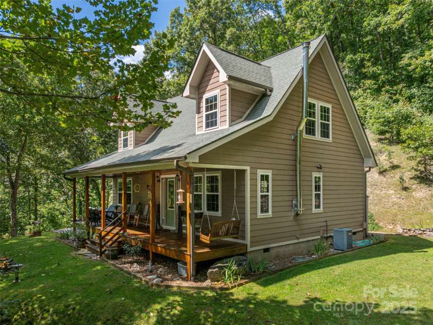 27 Little Roundtop Road, Clyde, NC 28721.  MLS# CAR4304468, YatesRealty ID 1673. 