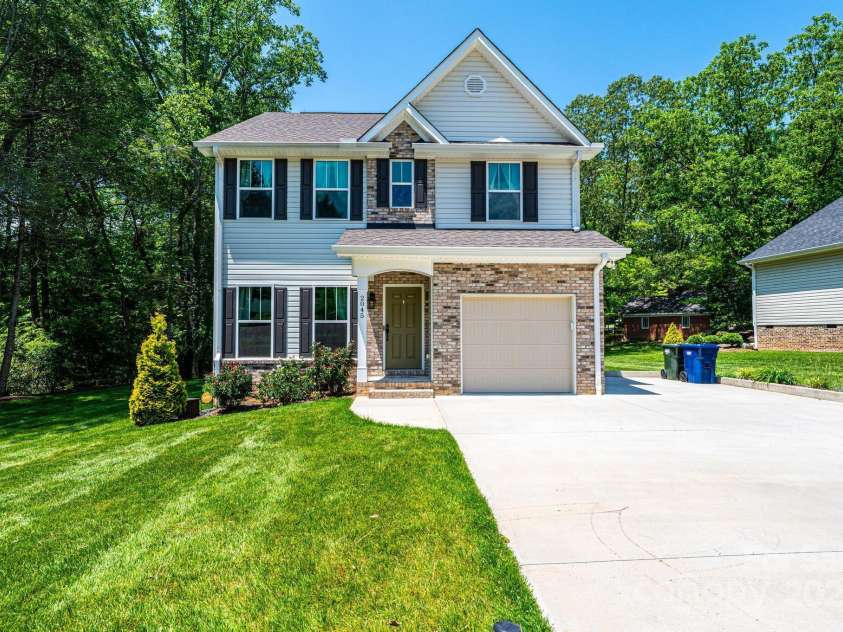 2045 13th Street, Hickory, NC 28601.  MLS# CAR4264324, YatesRealty ID 16731. 