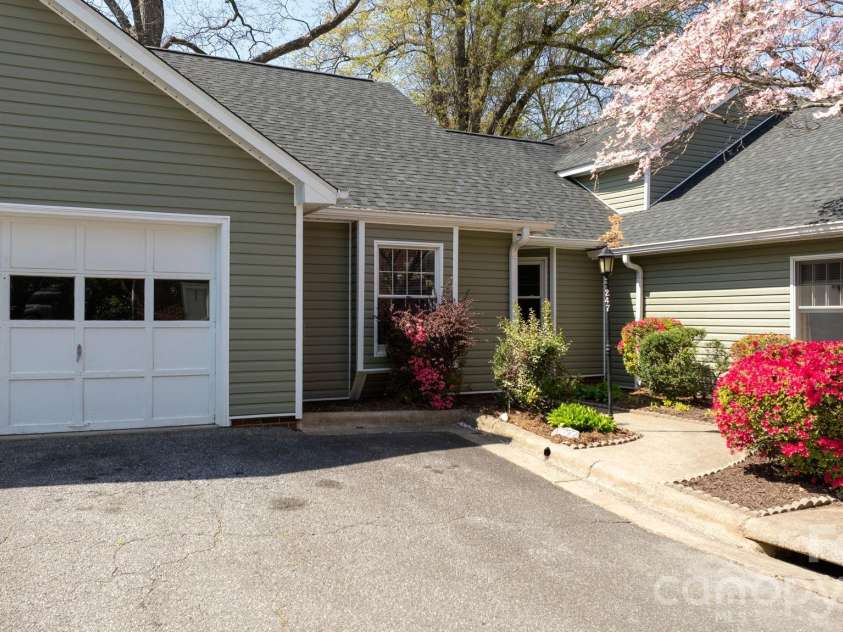 247 5th Avenue, Hickory, NC 28601.  MLS# CAR4361558, YatesRealty ID 16732. 