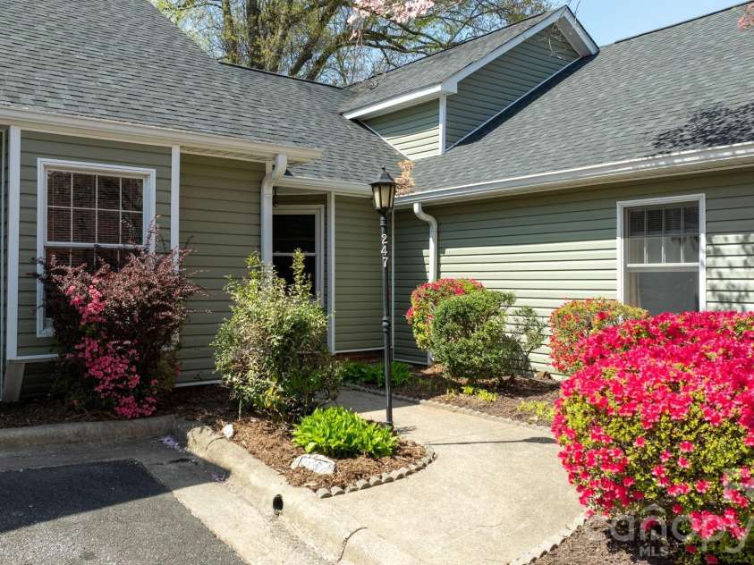 247 5th Avenue, Hickory, NC 28601.  MLS# CAR4361558, YatesRealty ID 16732. 
