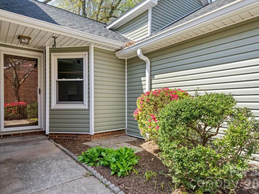 247 5th Avenue, Hickory, NC 28601.  MLS# CAR4361558, YatesRealty ID 16732. 