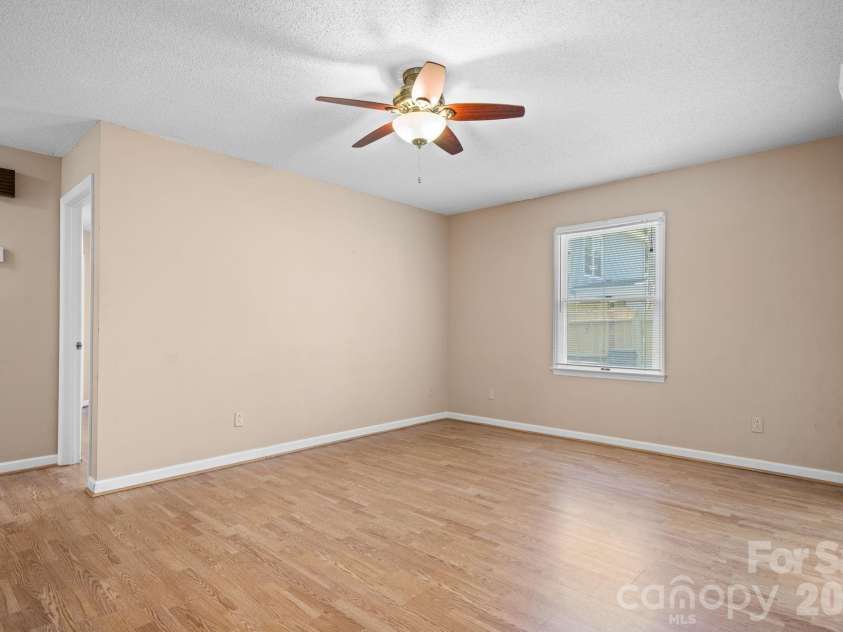 247 5th Avenue, Hickory, NC 28601.  MLS# CAR4361558, YatesRealty ID 16732. 