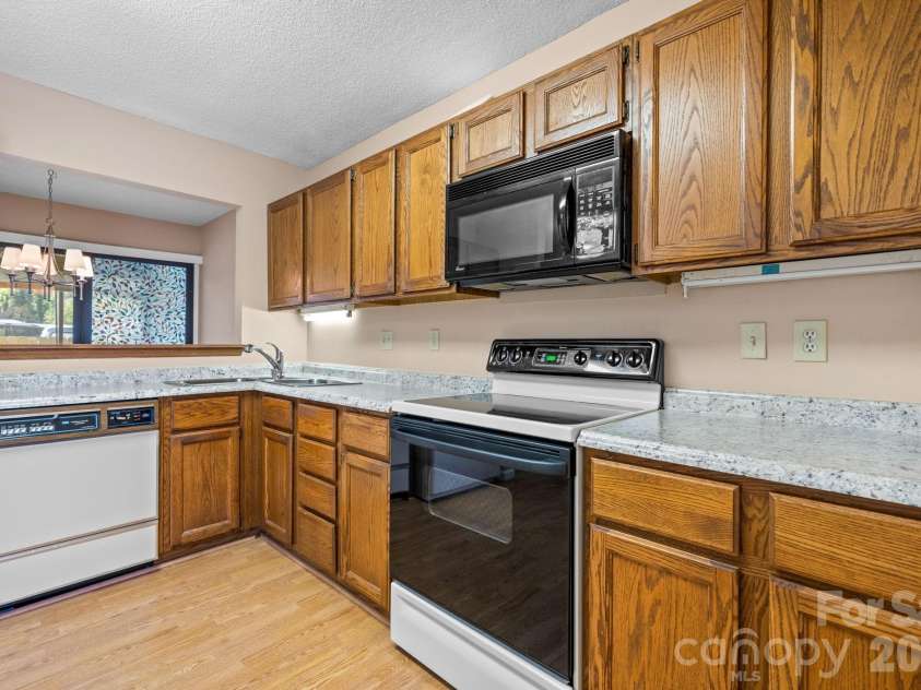247 5th Avenue, Hickory, NC 28601.  MLS# CAR4361558, YatesRealty ID 16732. 