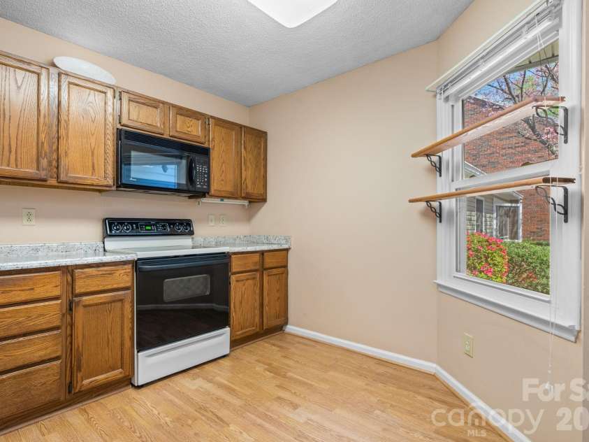 247 5th Avenue, Hickory, NC 28601.  MLS# CAR4361558, YatesRealty ID 16732. 