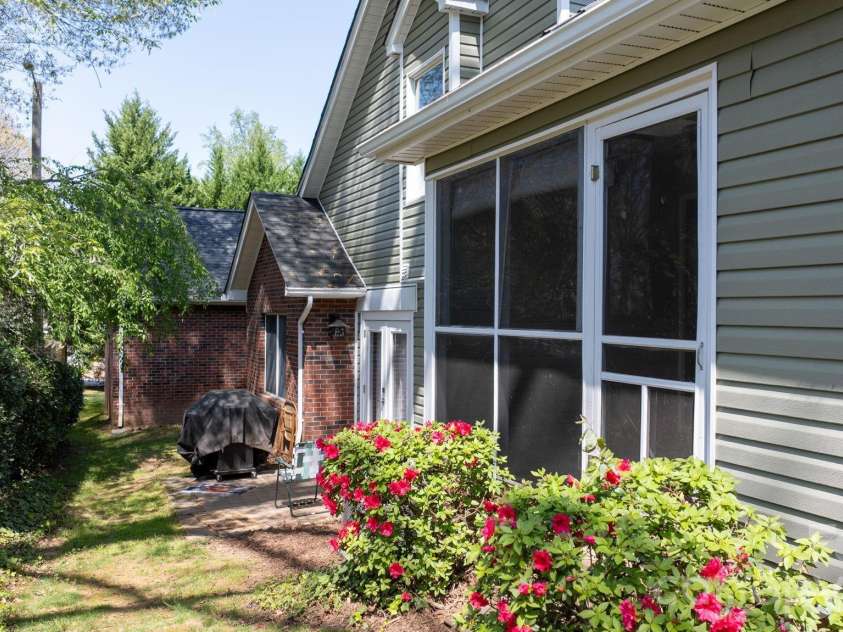 247 5th Avenue, Hickory, NC 28601.  MLS# CAR4361558, YatesRealty ID 16732. 