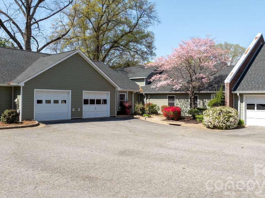 247 5th Avenue, Hickory, NC 28601.  MLS# CAR4361558, YatesRealty ID 16732. 