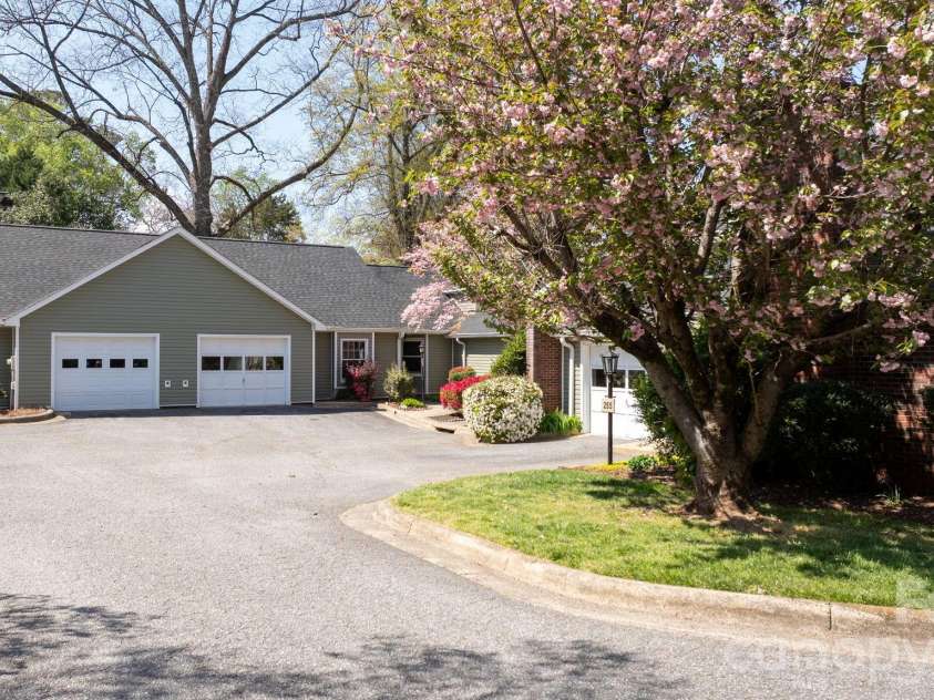 247 5th Avenue, Hickory, NC 28601.  MLS# CAR4361558, YatesRealty ID 16732. 