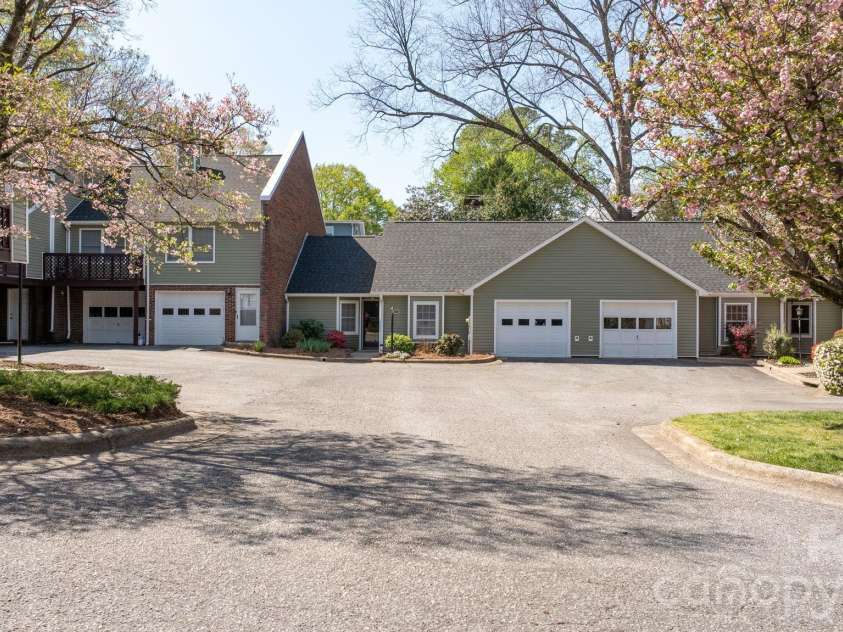 247 5th Avenue, Hickory, NC 28601.  MLS# CAR4361558, YatesRealty ID 16732. 