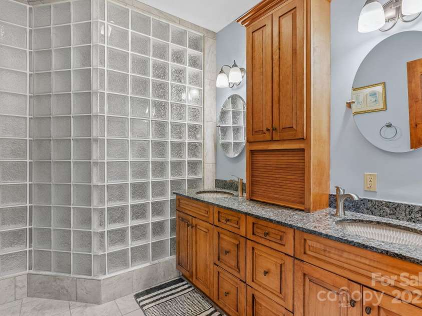 498 Pinnacle Parkway, Union Mills, NC 28167.  MLS# CAR4245645, YatesRealty ID 16732. Ensuite bathroom
