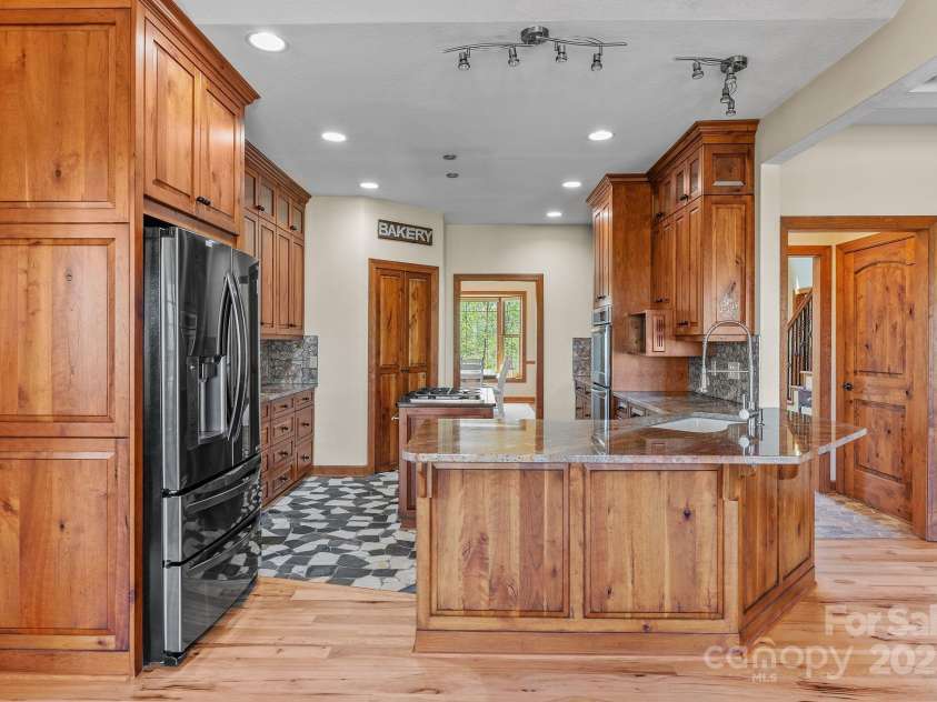 498 Pinnacle Parkway, Union Mills, NC 28167.  MLS# CAR4245645, YatesRealty ID 16732. High-end kitchen