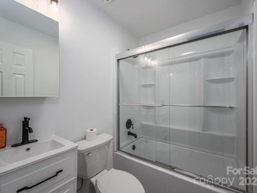 2418 Live Oak Court, Gastonia, NC 28056.  MLS# CAR4263459, YatesRealty ID 16733. 