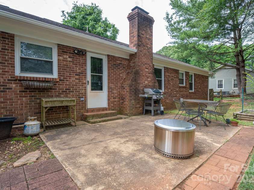 2418 Live Oak Court, Gastonia, NC 28056.  MLS# CAR4263459, YatesRealty ID 16733. 