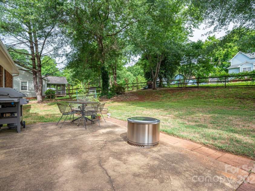 2418 Live Oak Court, Gastonia, NC 28056.  MLS# CAR4263459, YatesRealty ID 16733. 